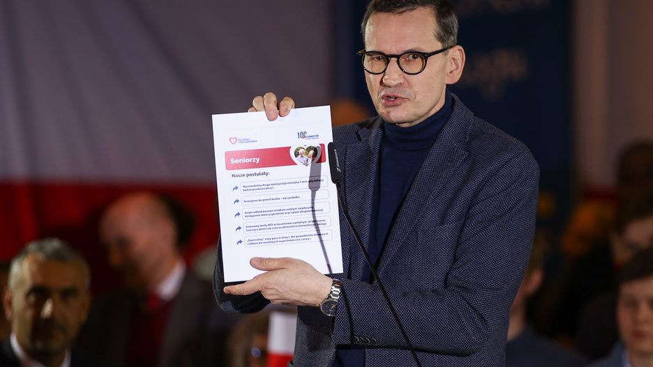 Kraków, 04.04.2024. Wybory samorządowe 2024. Poseł PiS Mateusz Morawiecki podczas spotkania z mieszkańcami z udz. kandydata na prezydenta Krakowa Łukasza Kmity w sali konferencyjnej Hotelu Galaxy w Krakowie, 4 bm. (jm) PAP/Łukasz Gągulski