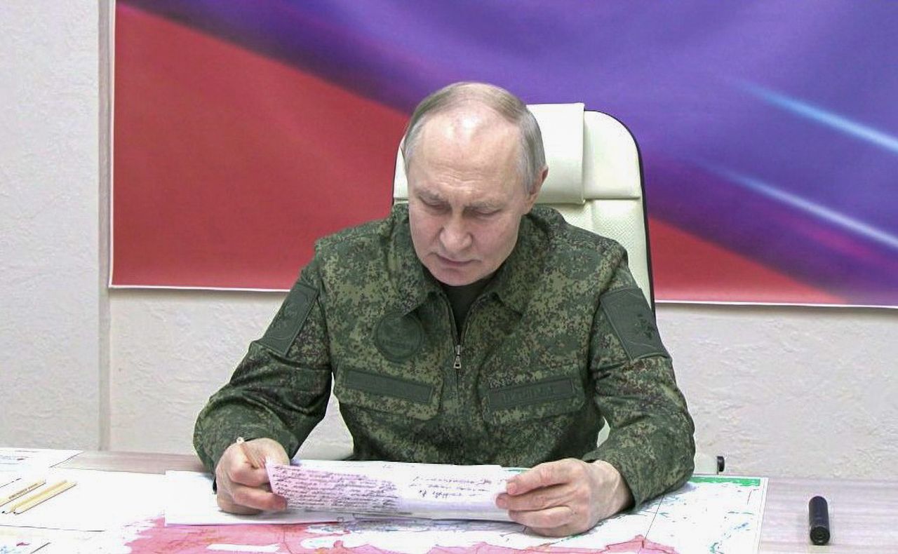 On March 12, Władimir Putin appeared in a military uniform.