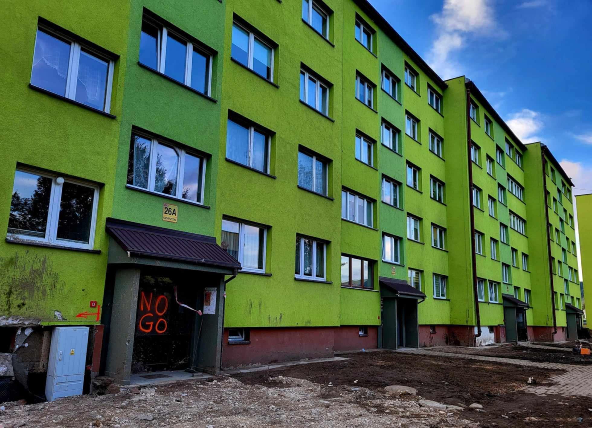 Ten blok pokazywany był w niemal każdej relacji ze Stronia
