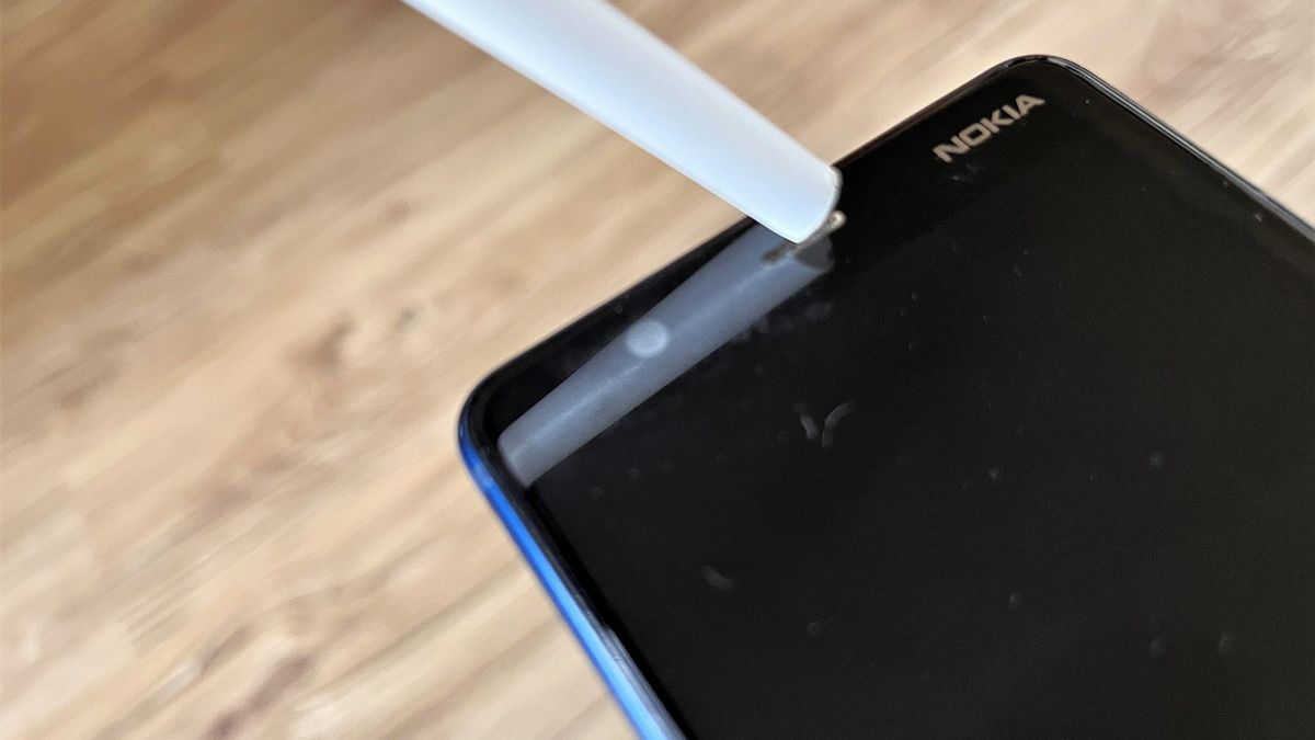 Słomka idealnie nadaje się do czyszczenia telefonu.