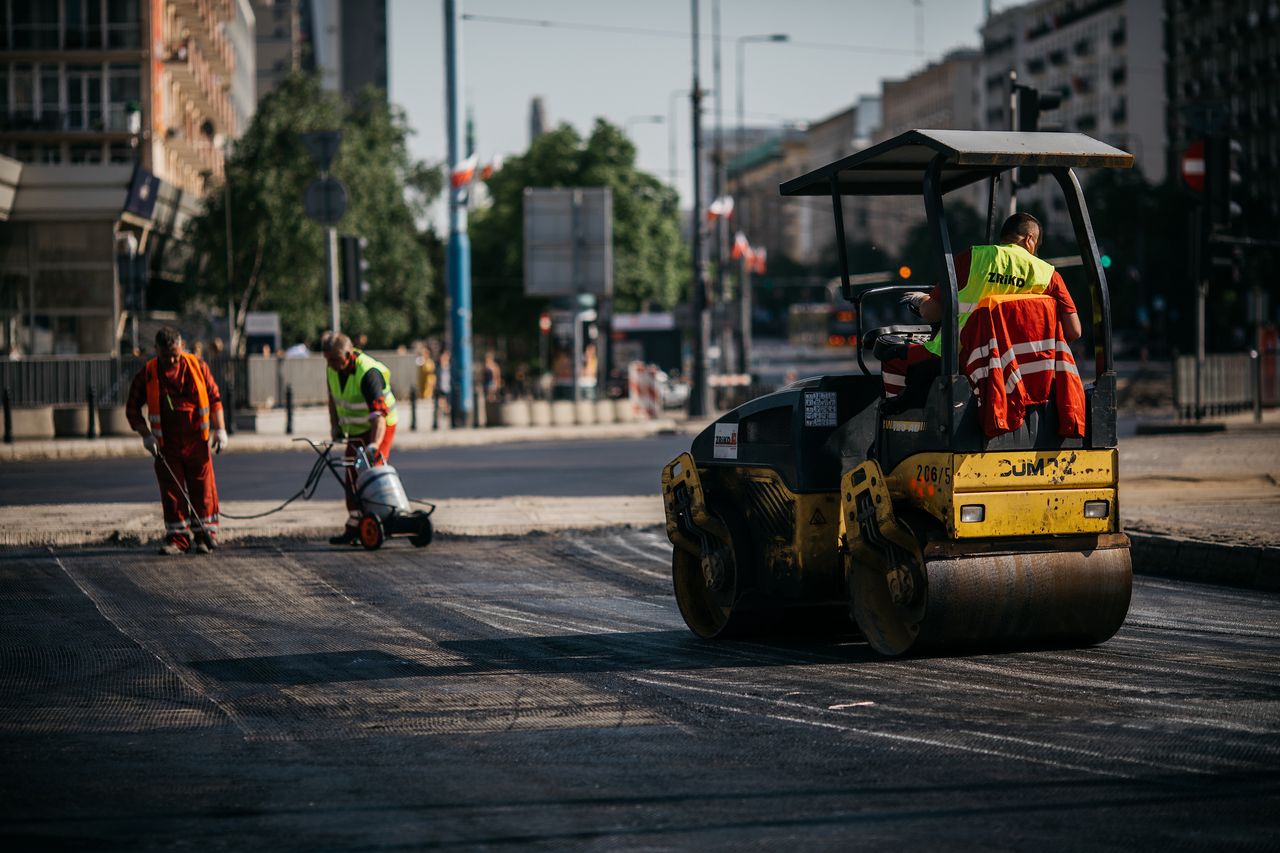 Uniejów: Trwa modernizacja ulicy Dąbskiej. Prace prowadzone na wojewódzkiej drodze mają wyjątkowe znaczenie dla mieszkańców