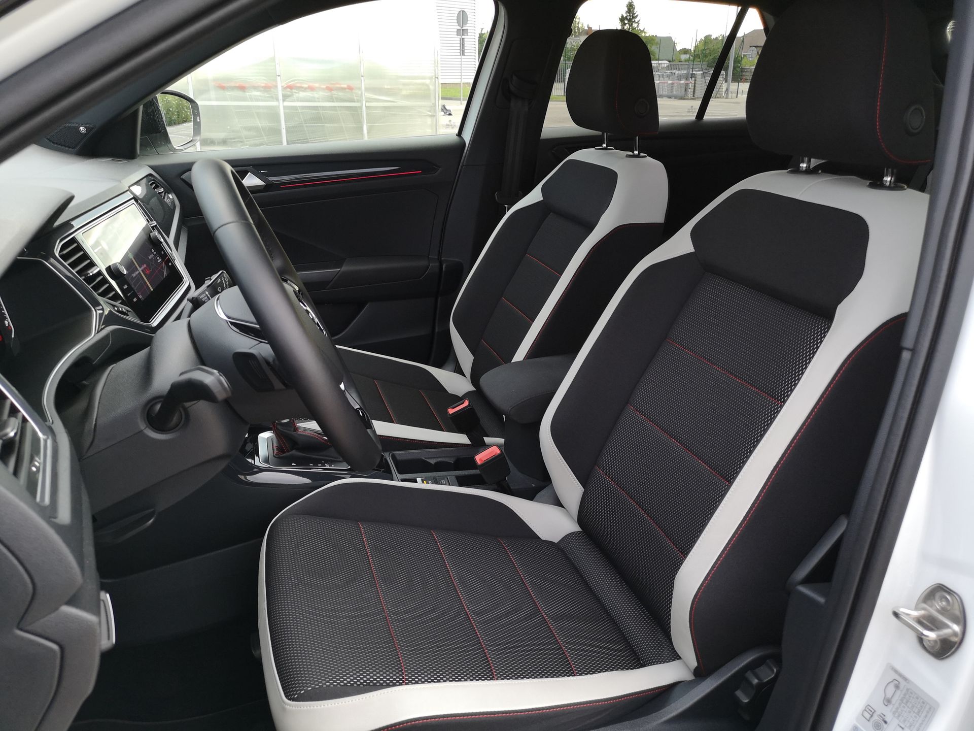Volkswagen T-Roc: System audio Beats i asystent wyjazdu z miejsca parkingowego 21
