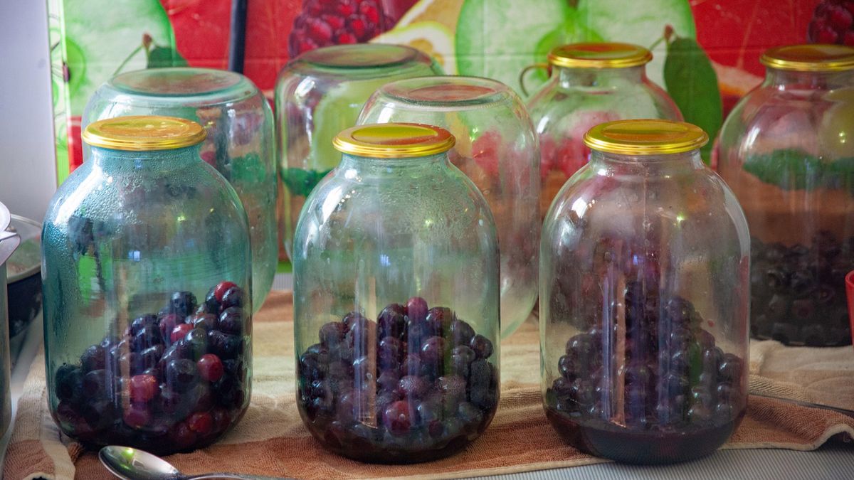 Przepis na kiszone czereśnie robi furorę w sieci. Można je przygotować na wiele sposobów