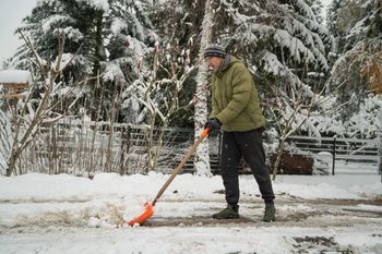 Spadł śnieg, trzeba chwycić za łopatę. Kary nawet do 1,5 tys. zł