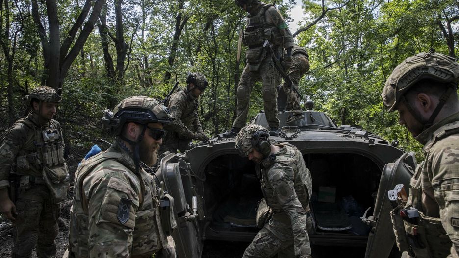  Członkowie 3. Samodzielnej Brygady Szturmowej Sił Zbrojnych Ukrainy z BMP opancerzonym pojazd na linii frontu na południe od Bachmutu, Ukraina, 9 czerwca 2023 r