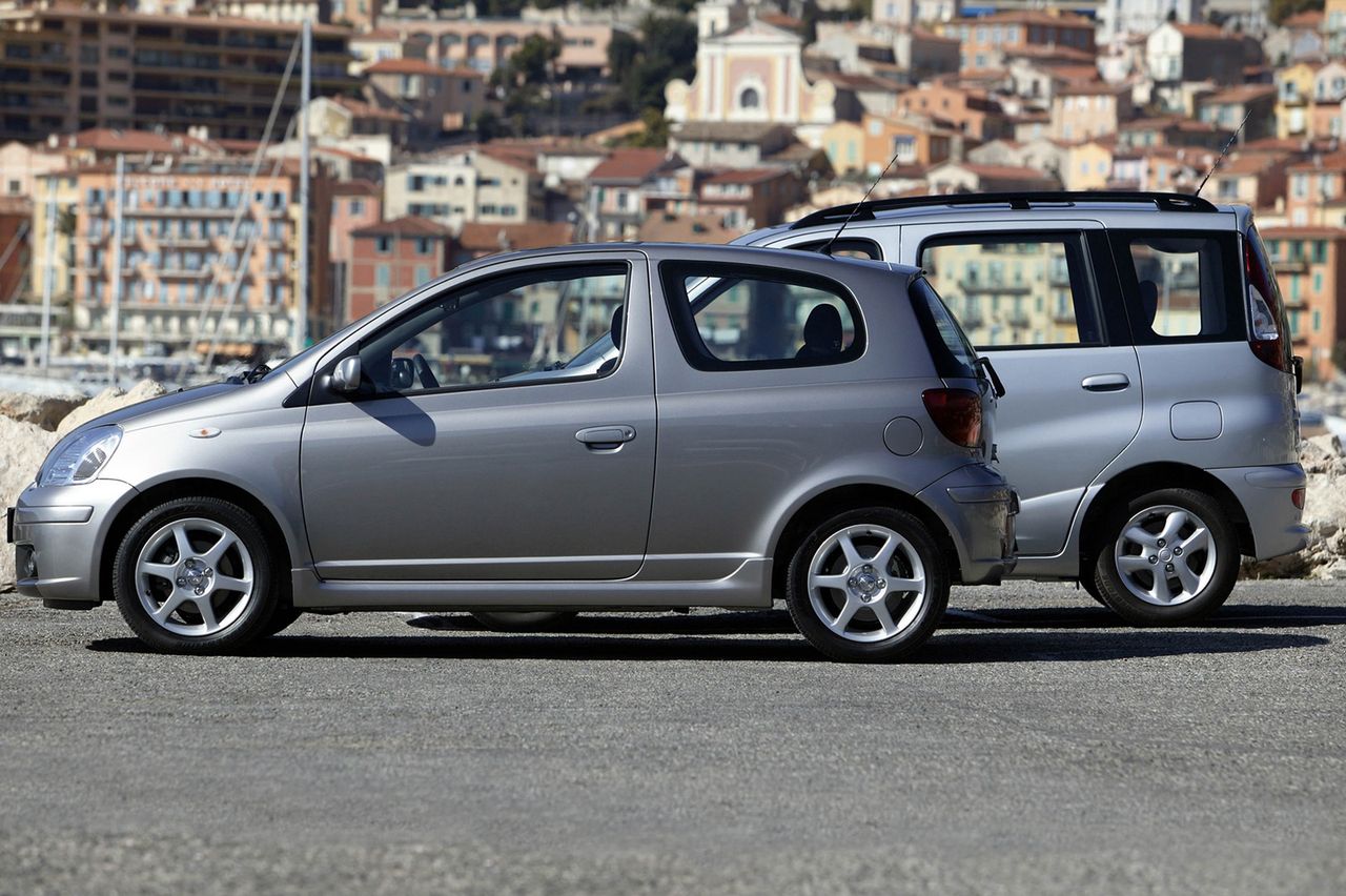 Toyota Yaris (1999-2005) – w tle Yaris Verso