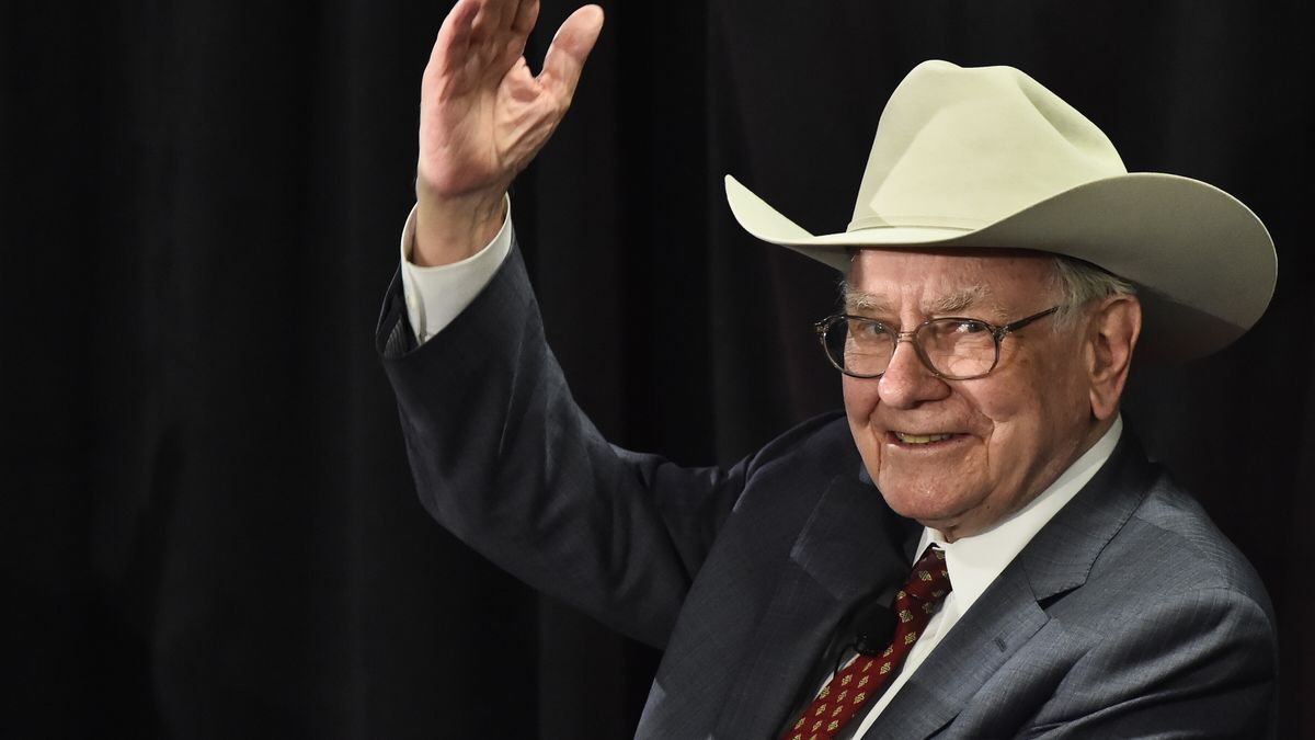 (FILE) - Berkshire Hathaway CEO Warren Buffett waves to the crowd after playing a ukulele while wearing a cowboy hat after answering questions for a crowd inside his new North Texas store for a cancer benefit in The Colony, Texas, USA, 08 April 2015 (reissued 03 May 2025). Warren Buffett announced during Berkshire's annual meeting in Omaha, Nebraska on 03 May 2025, his intention to step down as CEO of Berkshire Hathaway by the end of 2025, recommending Vice Chairman Greg Abel as his successor. EPA/LARRY W. SMITH *** Local Caption *** 51879032 Dostawca: PAP/EPA.