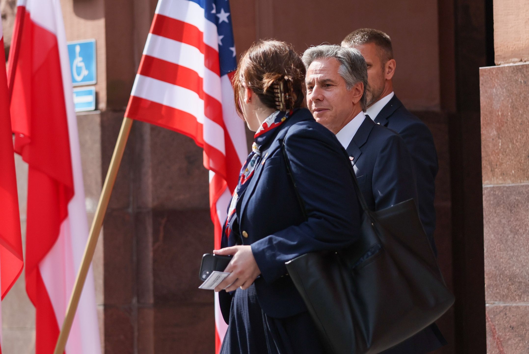 Antony J. Blinken
Warszawa, 12.09.2024. Sekretarz stanu USA Antony J. Blinken (2L) wychodzi z budynku Ministerstwa Spraw Zagranicznych w Warszawie po zako�czeniu spotkania z szefem resortu Rados�awem Sikorskim, 12 bm. (amb) PAP/Leszek Szyma�ski
Leszek Szyma�ski
bezpiecze�stwo, dyplomacja, polityka, rozmowy, spotkanie, wizyta sekretarza stanu USA, wsp�praca Polski i USA