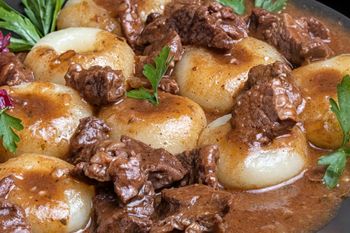 Sprężyste kluseczki podaję z gulaszem. Mięso jest mięciutkie i rozpływa się w ustach