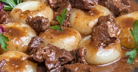 Sprężyste kluseczki podaję z gulaszem. Mięso jest mięciutkie i rozpływa się w ustach