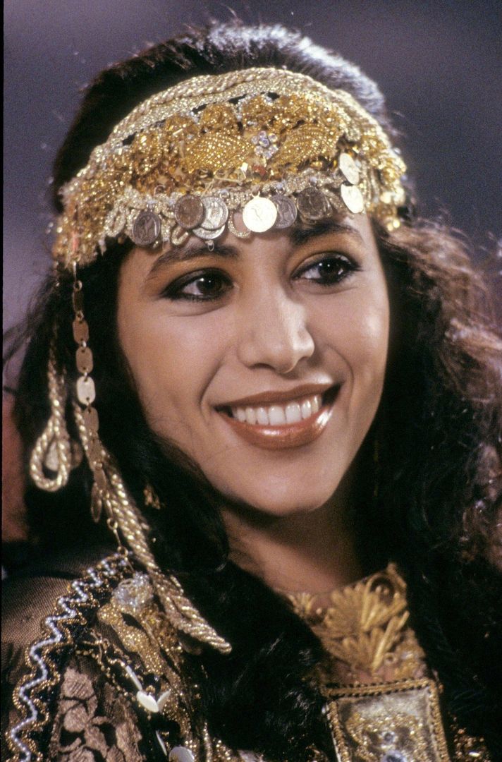 Izraelska gwiazda zajęła 2. miejsce w Eurowizji 1983 z utworem „Chai”. Zmarła w 2000 roku w wieku 42 lat z powodu zapalenia płuc będącego powikłaniem po AIDS. O zakażenie podejrzewany był jej mąż, który zmarł rok później.