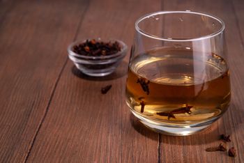 Woda goździkowa zamiast herbaty? Sprawdzamy, czy na pewno jest zdrowa