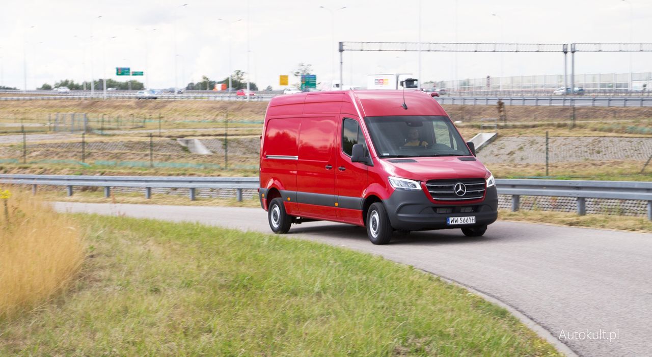 Kapitalnie komfortowe zawieszenie ma oczywistą wadę - Mercedes Sprinter wyraźnie przechyla się na łukach, a z ładunkiem nawet zbyt mocno buja.