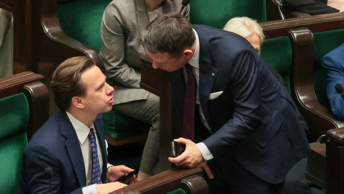 23. posiedzenie Sejmu X kadencjiFot. Anita Walczewska/East News, Warszawa, 04.12.2024. Cd. 23. posiedzenia Sejmu X kadencji.N/z: poslowie Konfederacji Krzysztof Bosak i Slawomir MentzenAnita Walczewska