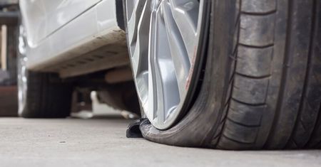 Zwrócił sąsiadowi uwagę, aby ten nie pił na klatce. 44-latek w odwecie poprzebijał mu opony