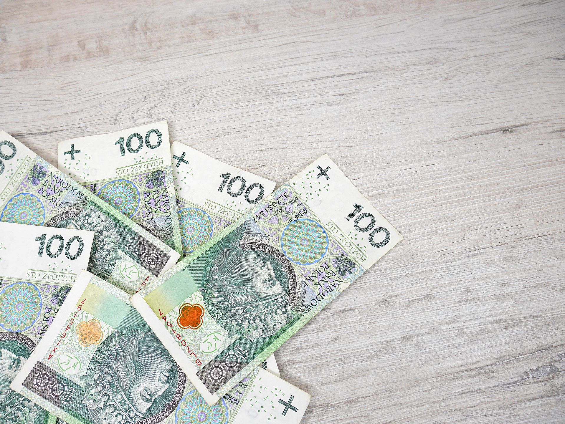 kasa, bank, banknoty, miliony, monety, symbol, bogactwo, pensja, finanse, pln, polskie, polska, waluta, rynek, budżet, handel, podatek, skarb, pożyczka, forsa, ekonomia, handlowy, lotto, sukces, cena, 100, drewno, tekstura, papier, tekst, król, zielony papier, wygrana, emerytura, zapomoga, wynagrodzenie, sto, bogacz, biedny, gotówka, korupcja