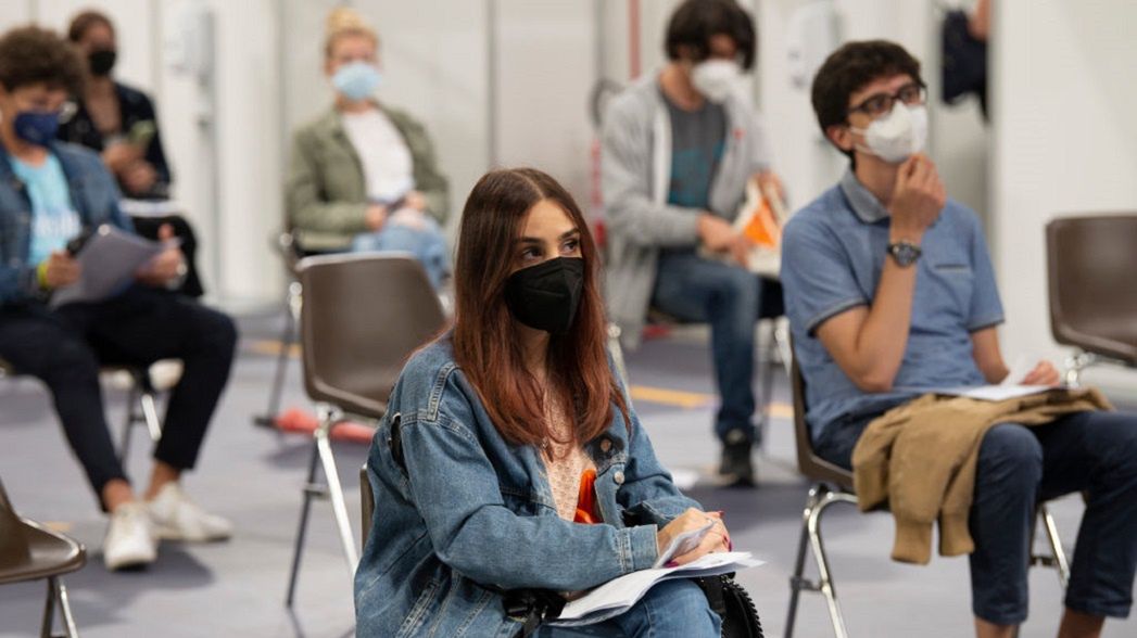 Na COVID-19 coraz częściej chorują młodzi 