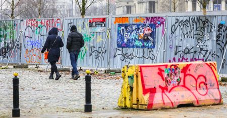 Ukraińska młodzież "przejęła" park w Warszawie. Warszawiacy wzywają policję
