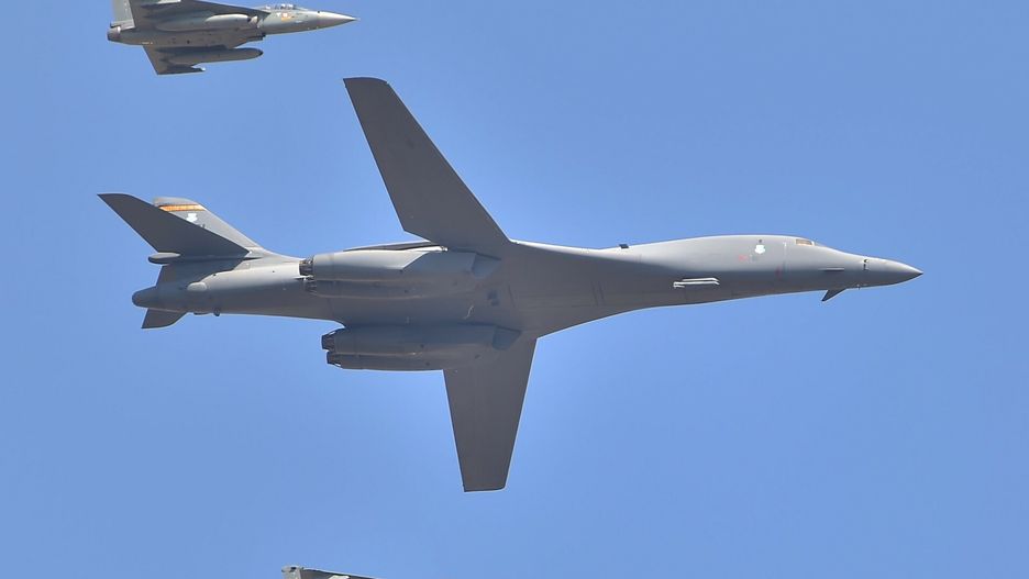 Bombowiec B-1B (w środku), zdjęcie poglądowe