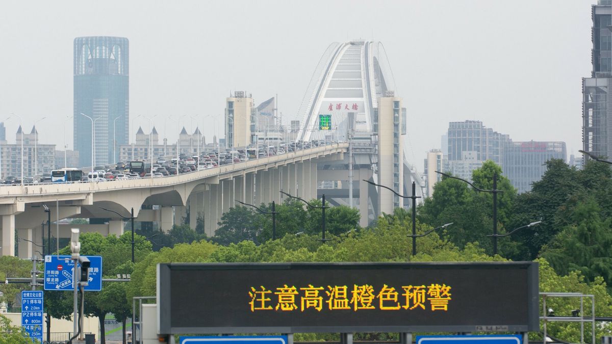 Targi fotograficzne w Szanghaju
A sign of ''Orange alarm issued by government'' is seen as Lupu Bridge with heavy traffic is visible in Shanghai, China, on July 17, 2025. (Photo by Ying Tang/NurPhoto) (Photo by Ying Tang / NurPhoto via AFP)
YING TANG