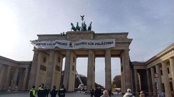 Podjechali podnośnikiem. Aktywiści wspięli się na Bramę Brandenburską