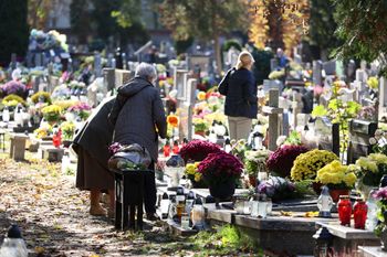 Śmiecili na cmentarzu. Ksiądz pokazał ich zdjęcia