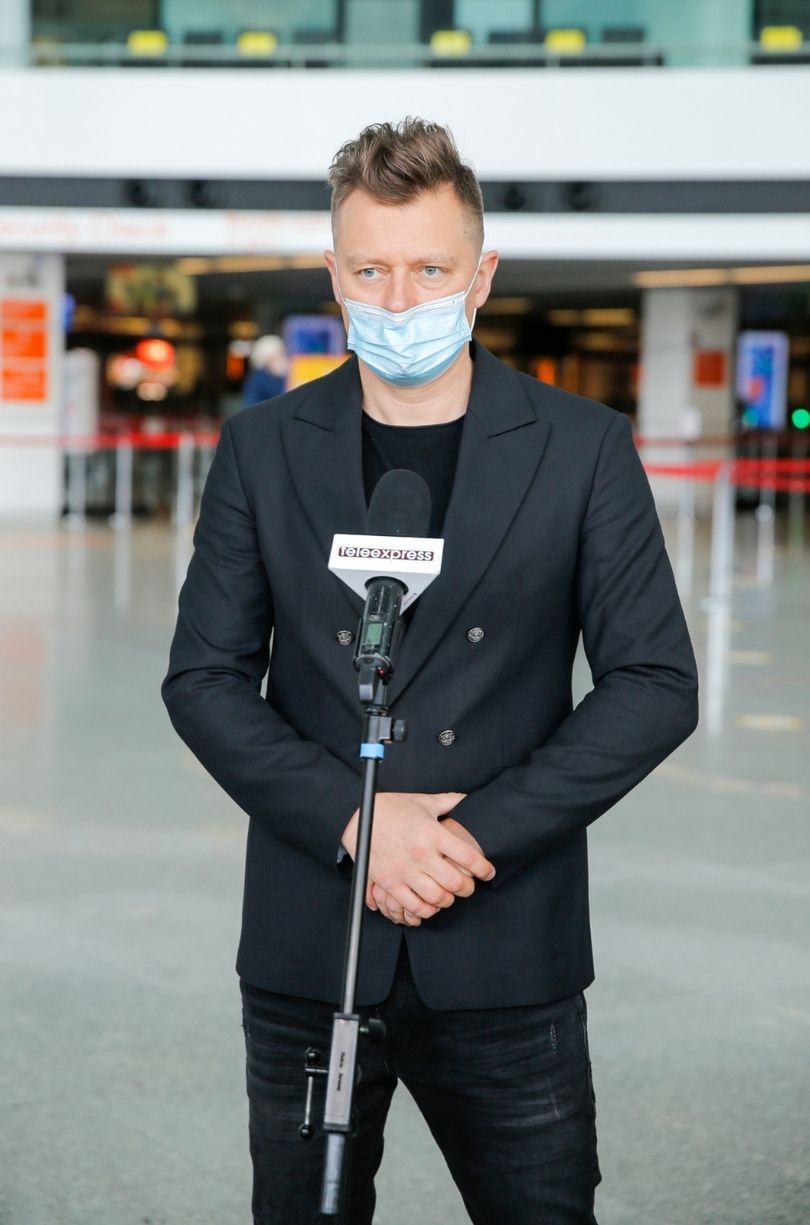 Rafał Brzozowski robi show na warszawskim Okęciu tuż przed odlotem do Rotterdamu