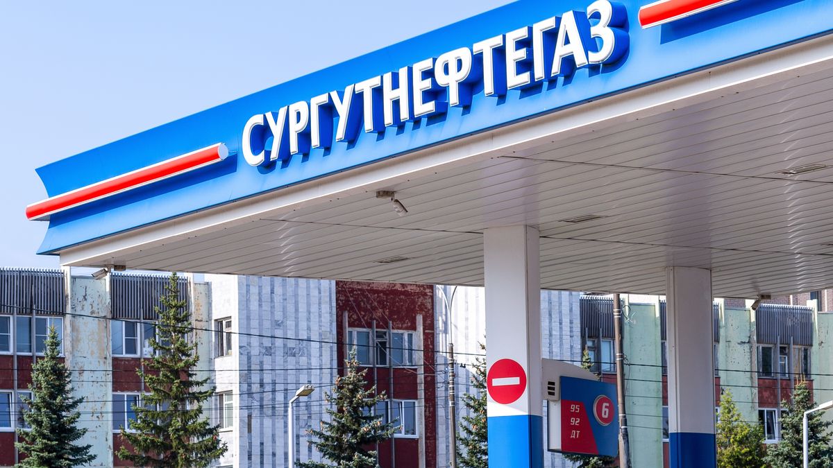 Surgutneftegas gas station in summer day. Surgutneftegas is one of the russian oil and gas companiesNovgorod, Russia - August 31, 2024: Surgutneftegas gas station in summer day. Surgutneftegas is one of the russian oil and gas companiesblinow61oil company, octane, guide sign, surgutneftegas, surgutneftegas sign, surgutneftegas logo