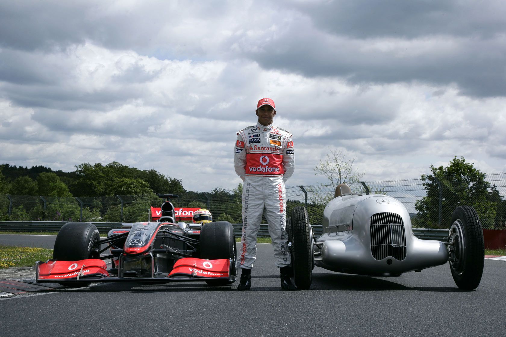 Mercedes W25 w zestawieniu z bolidem McLaren-Mercedes MP4-24 z roku 2009