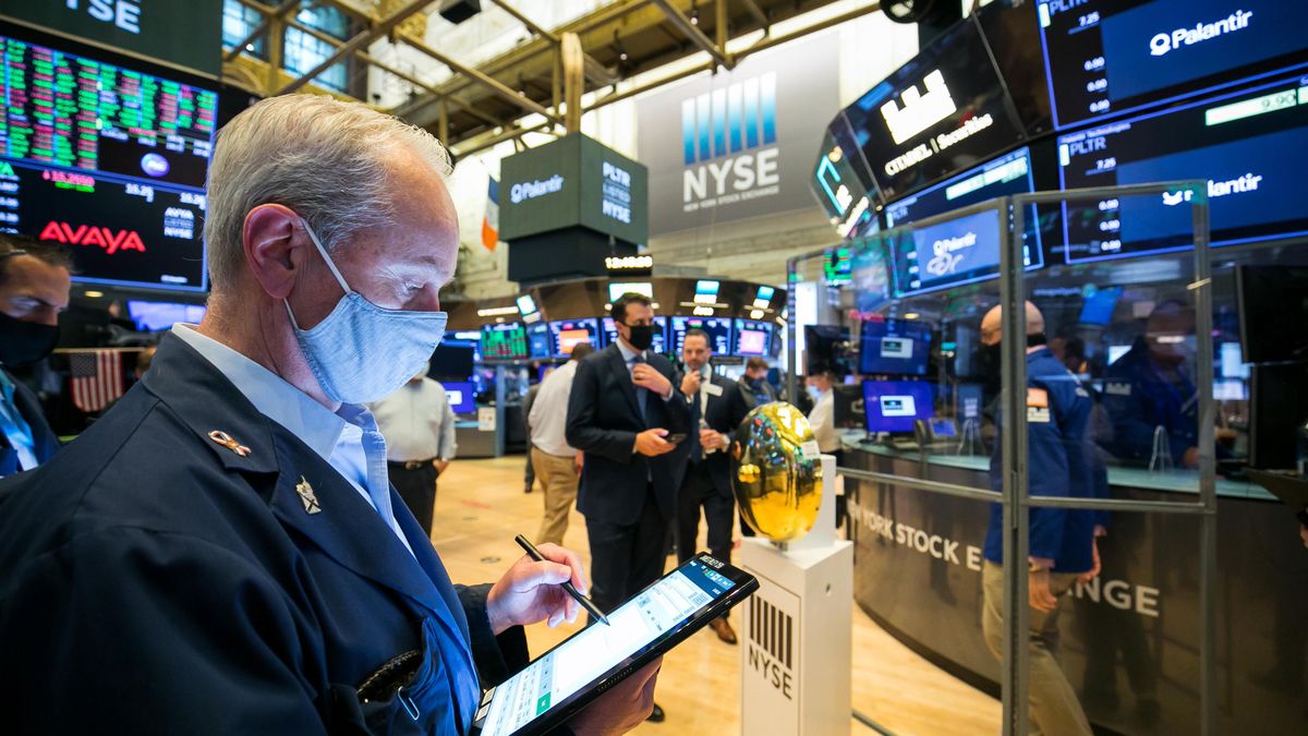 Koronawirus w Białym Domu niepokoi inwestorów giełdowych. 