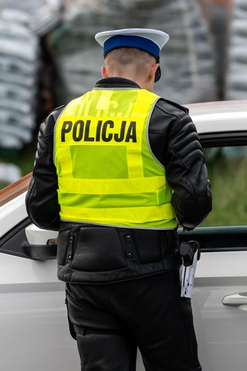 Cofając, wjechała w betonową donicę. 45-latka miała blisko 1,5 promila