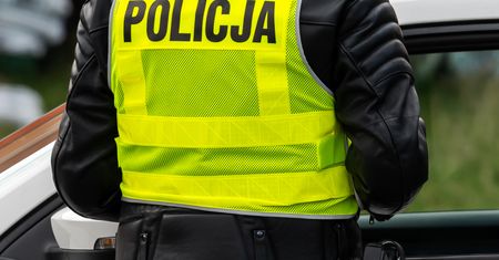 Cofając, wjechała w betonową donicę. 45-latka miała blisko 1,5 promila