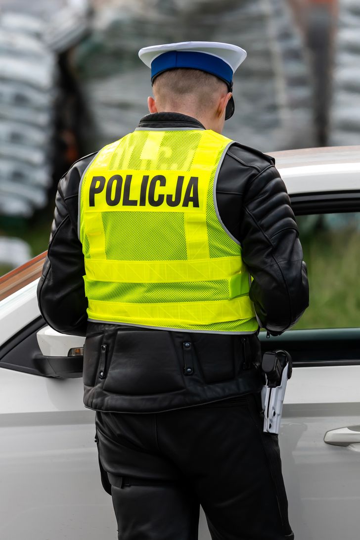 Cofając, wjechała w betonową donicę. 45-latka miała blisko 1,5 promila