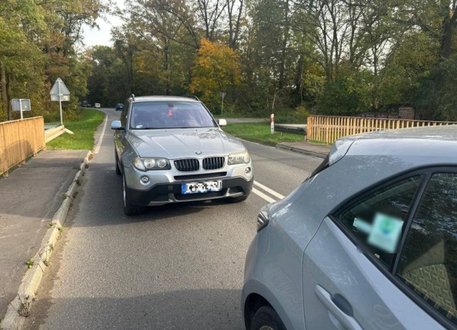 Właściciel tego BMW nie przejął się zakazem