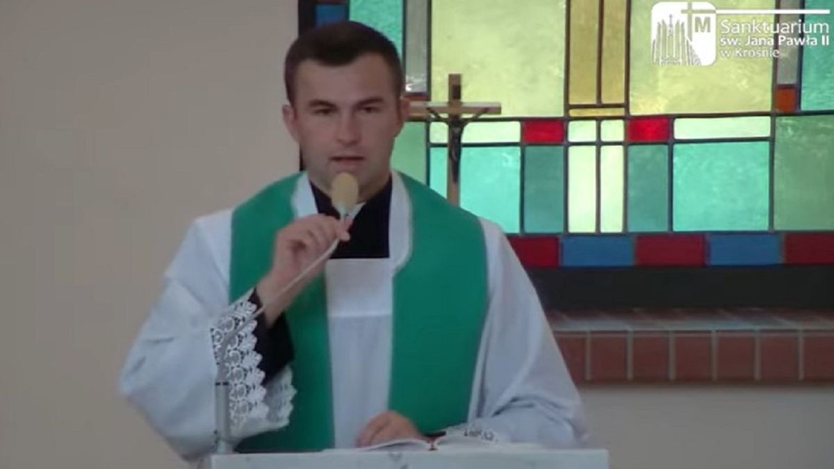 Ksiądz Sebastian Picur tłumaczy, czy można wziąć nieochrzczonego noworodka na groby bliskich. 