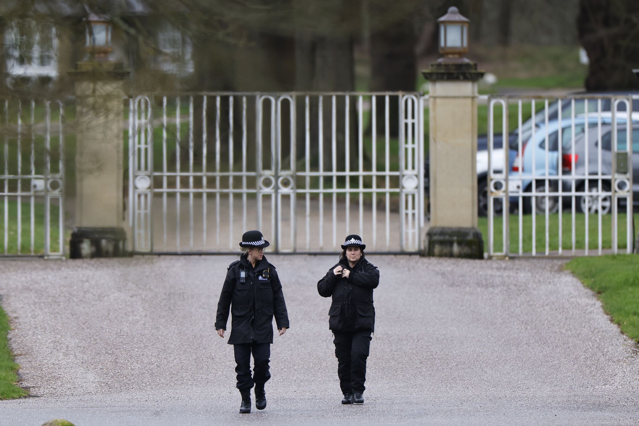 Police officers patrol the area around Royal Lodge where Andrew Mountbatten-Windsor (formerly Prince Andrew, the Duke of York) used to live continues to be searched by Thames Valley police in Windsor, Britain, 21 February 2026. Mountbatten-Windsor was arrested on the morning of the 19 February by Thames Valley Police who stated the arrest was made 'on suspicion of misconduct in public office'. He was released later that day and remains under investigation. EPA/TOLGA AKMEN Dostawca: PAP/EPA.