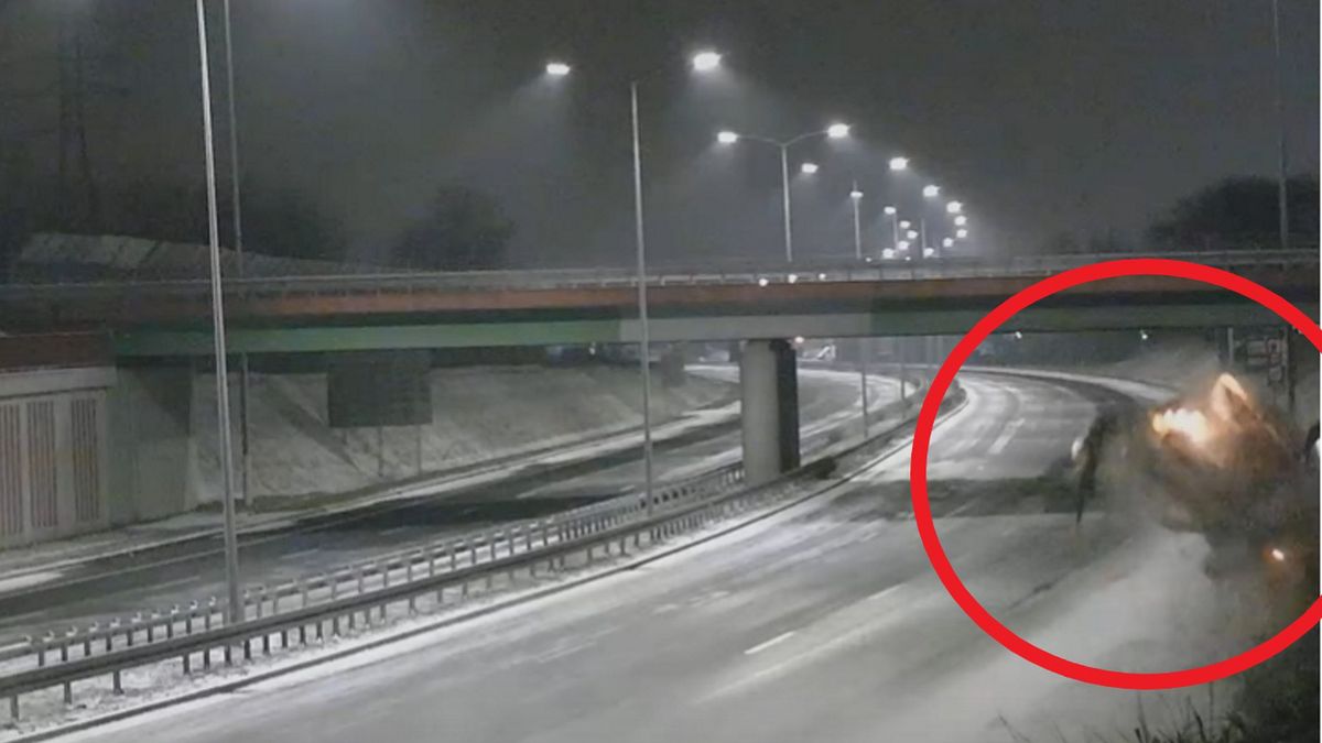  Na "zakręcie mistrzów" w Rudzie Śląskiej rozpędzony samochód wpadł w poślizg, uderzył w pobocze i dachował.