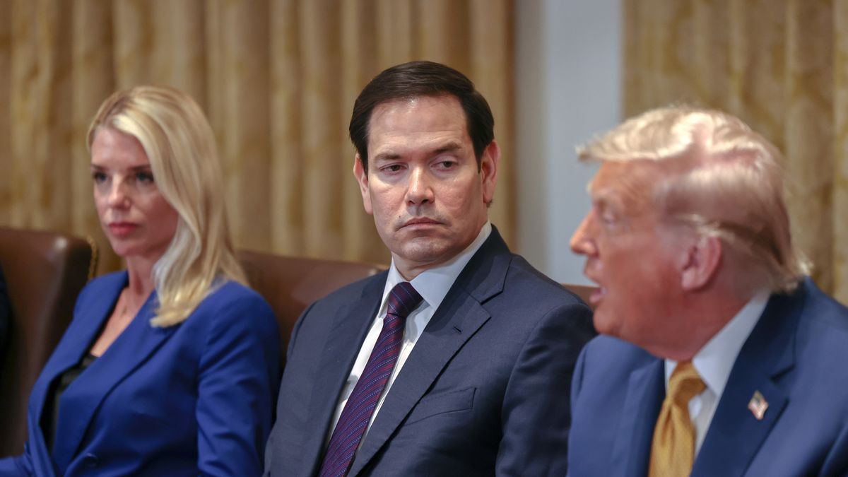 US Attorney General Pam Bondi (L), United States Secretary of State Marco Rubio (C) listen as United States President Donald J Trump gives remarks as they participate in a Cabinet Meeting in the Cabinet Room of the White House in Washington, DC, USA, 08 July 2025. EPA/AARON SCHWARTZ / POOL Dostawca: PAP/EPA.