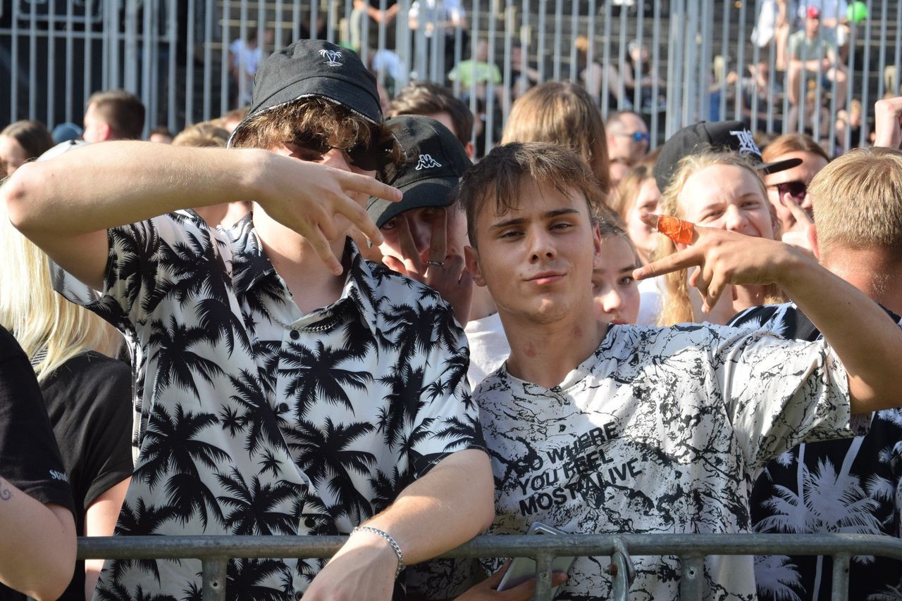 Dni Jastrzębia 2025 - ZDJĘCIA. Koncerty Paktofoniki i Afromental pierwszego dnia na Stadionie Miejskim. Bawiły się tłumy