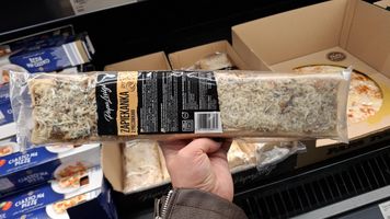Kosztuje 5 zł i jest ciężka od pieczarek. Zapiekanka lepsza niż z budki?