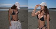 Sofi napina umięśniony brzuch, eksponując powiększone piersi w bikini na kanadyjskiej plaży