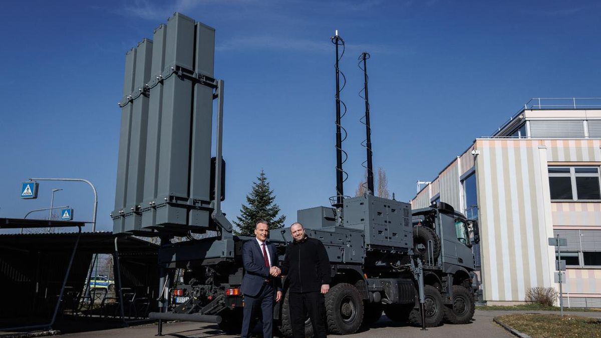 Rustem Umierow na tle wyrzutni systemu IRIS-T SLM.
