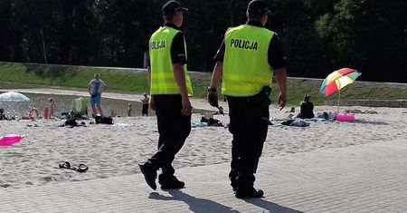 Pijani rodzice pływali z dzieckiem na rowerku wodnym