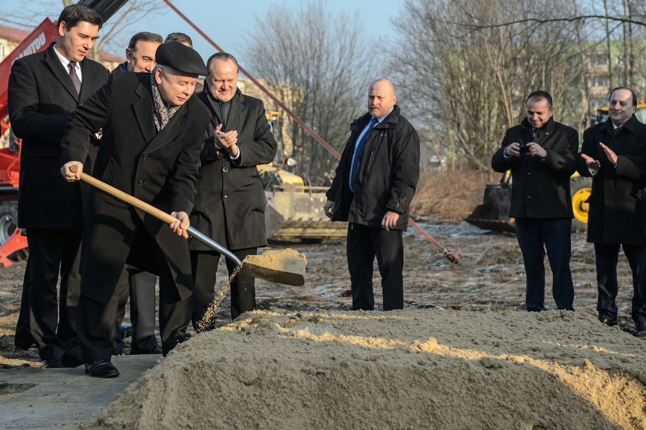 Prezes PiS Jarosław Kaczyński, prezydent miasta Biała Podlaska Dariusz Stefaniuk i ówczesny wicepremier, minister finansów i rozwoju Mateusz Morawiecki  podczas konferencji prasowej na temat wykonawstwa robót budowlanych w ramach rządowego programu Mieszkanie Plus.