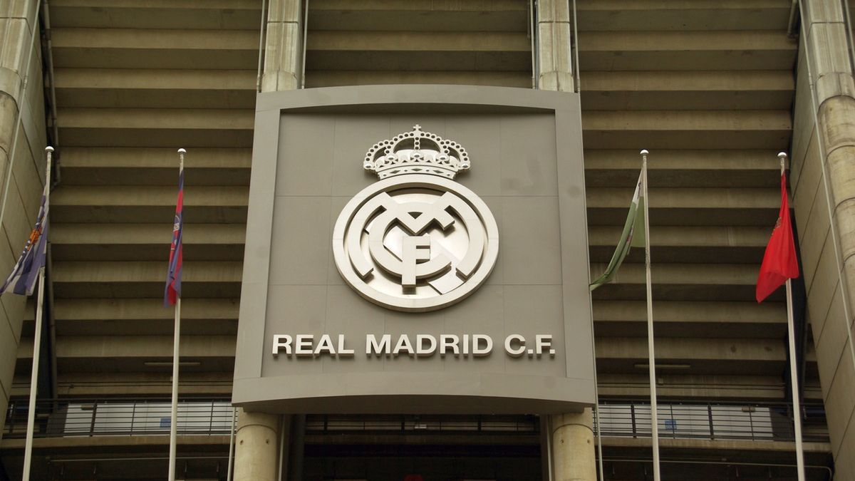 Fasada stadionu z herbem Realu Madryt