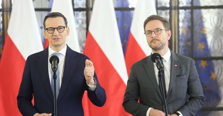 "Na wciśnięcie guzika". Morawiecki ma mieć "śpiochów" w PiS