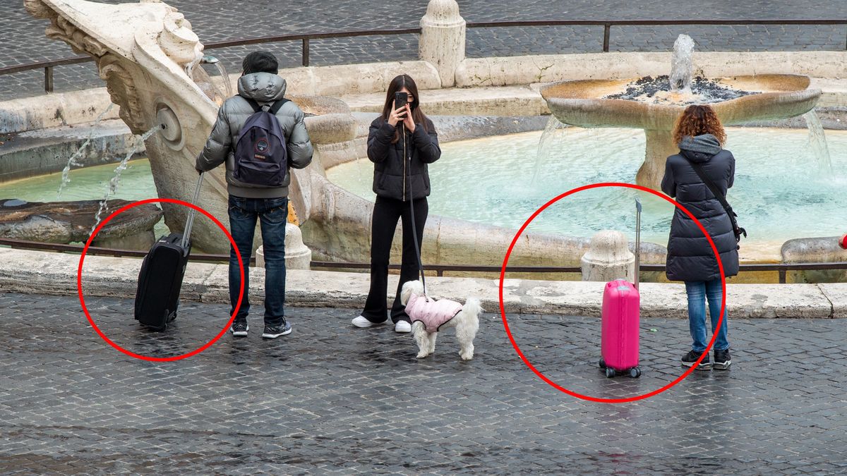 Turyści z walizkami w Rzymie