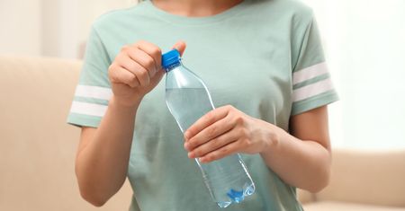 Woda w plastikowych butelkach. Czy jest bezpieczna dla zdrowia?