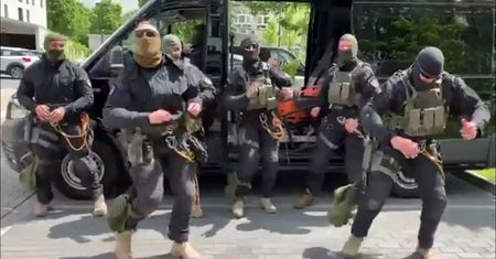 Pląsy kontrterrorystów na Dzień Dziecka. Wideo hitem sieci