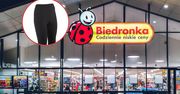 Biedronka sprzedaje legginsy za 29,99 zł. Podobne upolujesz w Pepco i Lidlu